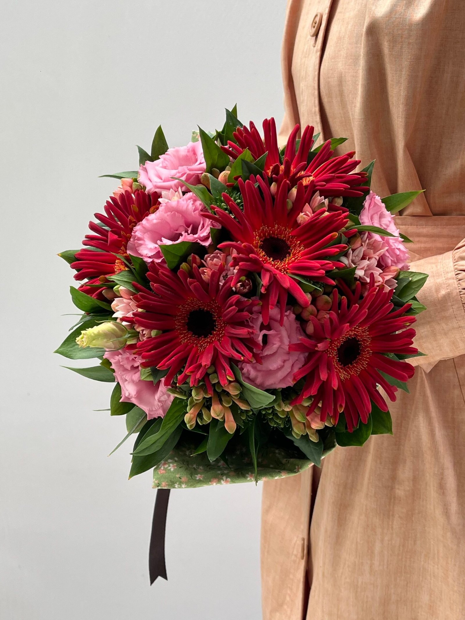 entrga-de-flores-em-porto-alegre-scaled-1.jpg Rubro - Buquê de Gérberas e Lisianthus - Imagem 1