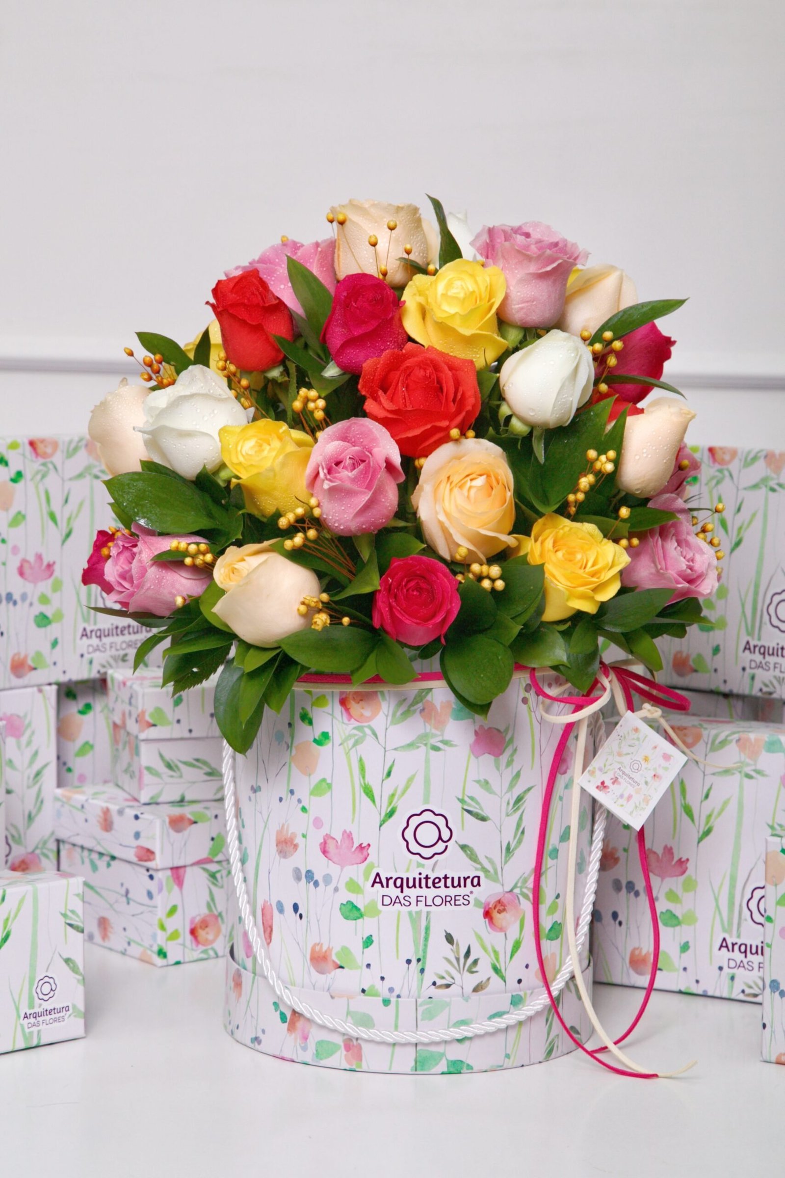 vincent-van-gogh-arranjo-de-rosas-coloridas-arquitetura-das-flores-porto-alegre-3-scaled-1.jpg Vincent Van Gogh - Arranjo de 50 Rosas Coloridas - Imagem 1